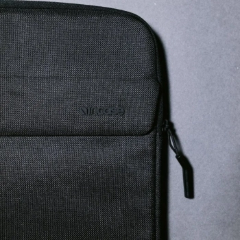 Incase Crosstown Sleeve with Woolenex - Pokrowiec z kieszenią MacBook Pro 16